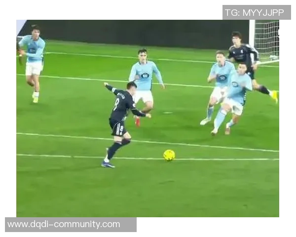 西甲激战波尔图逆转巴黎圣日耳曼补时绝杀引发全场狂欢 西甲激战波尔图逆转巴黎圣日耳曼补时绝杀引发全场狂欢